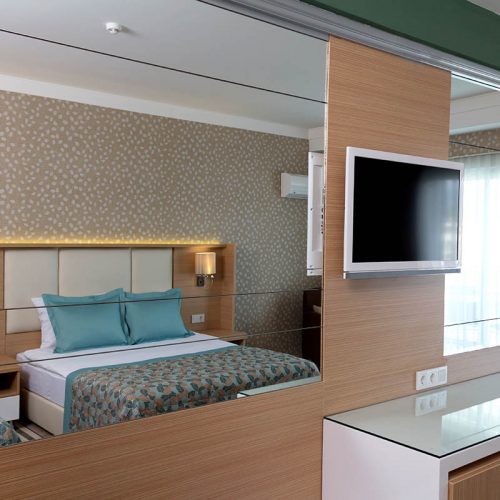 Hotelzimmer Bett und Fernseher